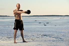how to do a kettlebell swing the art