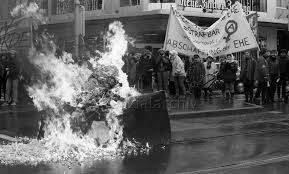 Seit 20 jahren ist vergewaltigung in der ehe eine straftat: Frauendemo 6 Marz 88 8 Marz Zurich 08 03 1988 Demonstrantinnen Mit Transparent Vergewaltigung In Der Ehe Strafbar Und Uberhaupt Abschaffung Der Ehe Die Zuschauen Wie Eine Attrappe Verbrennt