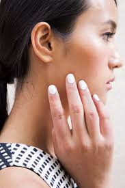 Uñas blancas: todo sobre la manicura tendencia este año