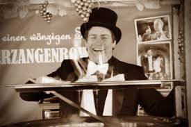 Das wird bei einer runde feuerzangenbowle mit freunden zum großen thema. Die Feuerzangenbowle Im Nikolaiviertel Winterfilmfest My Guide Berlin