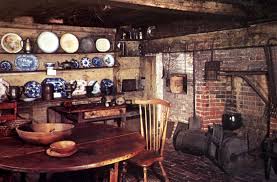 Ursprungligen består av en bebobar rum, med plats för djur under och lagring i taket, är vinden nu ett dubbel rum med eget badrum wc, ekgolv och en kombination. Early American Colonial Antique Homes