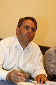 Désormais, xavier bertrand veut montrer qu'il trace sa route loin du cénacle et de ses mesquines passes d'armes, loin de paris et de cette gouvernance nationale qu'il. File Xavier Bertrand 2817186353 Jpg Wikimedia Commons