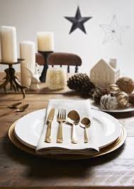 Goldene Tischdekoration Zu Weihnachten Mit Passendem Besteck Guten Appetit Tischdekoration Weihnachten Besteck Gold Tischgedeck