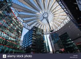 Gern ließ helmut jahn den macho raushängen, etwa wenn er behauptete, architektur komme immer aus dem bauch heraus und sein motto sei, die form müsse der kraft folgen und nicht der funktion. Neue Sony Center Forum Bedeckt Von Einer Glaskuppel Architekt Helmut Jahn Potsdamer Platz Berlin Stockfotografie Alamy