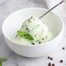 This Ultra Creamy And Delicious Vegan Mint Chocolate Chip Ice Cream Combines Coconut Milk Cashews An In 2020 Mint Chocolate Chip Ice Cream Vegan Mints Mint Chocolate