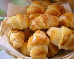 Les Croissants Au Yaourt Une Recette Facile Et Rapide A Realiser Pour Votre Petit Dejeuner Ou Votre Goute Recette Recette Facile Recette Petit Dejeuner Rapide