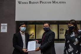 He joined low & lee as a partner in may 2000. Outside Malaysian Bar Hq Seniors Shine A Torch On Underpaid And Overworked Trainee Lawyers Malaysia Malay Mail