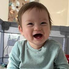 Are there resorts with swim up bars that allow outside guests in Panama  City Beach, FL?