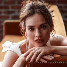 Swiped: in esclusiva una clip del film di Disney+ con Lily James nei panni  della co-fondatrice di Tinder