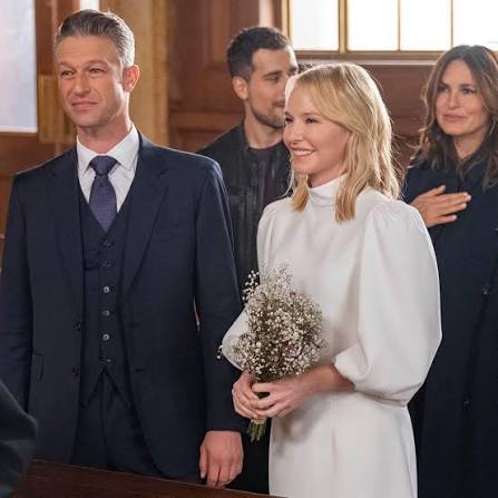 Kelli Giddish and Peter Scanavino didn't just play two SVU characters. They built  one of the most loved love stories the show has ever given us. As Amanda  Rollins and Sonny Carisi,