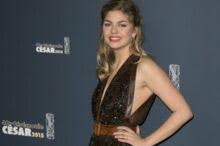couplet 2 même la poussière chambre douze elle sent l'amour, elle sent la loose tout était clair, rien n'était sûr il parlait vrai, il parlait dur a la fenêtre les. Louane Chambre 12 L Adolescence Douloureuse Gala
