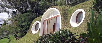 Ces Maisons De Hobbits Sont Fabriquees Avec Du Plastique Recycle Maison De Hobbit Maison Ecologique Hobbit