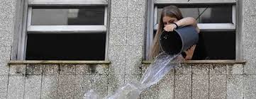 Conoce la "extra�a" tradici�n de tirar agua por la ventana para comenzar bien el A�o Nuevo - El Blog