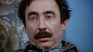 Kitapta şener şen'in film dizini, sahne oyunları ve müzikalleri bulunmaktadır. Sener Sen Kimdir Sener Sen In Hayati Ve Biyografisi