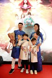 Thậm chí, mỗi lần cãi nhau với hứa minh đạt, cô đều gọi theo bà xã hứa minh đạt, thời sinh viên của cô khác nhiều so với hiện tại vì thiếu thốn nhiều thứ và không phải mạnh ai cầm điện thoại. Lam Vá»¹ Dáº¡ Cung Hai Cáº­u Con Trai Ä'áº¿n Chuc Má»«ng Ong Xa Há»©a Minh Ä'áº¡t Ra Máº¯t Phim Tao Quáº­y