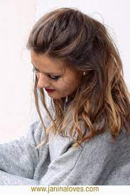 von der sonne gekusst haare im sommerlichen balayage style karamell blonde highlights im welligen brunetten haa sommer haarfarbe haarfarbe blond helle locken