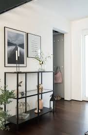 So Einfach Und So Wirkungsvoll Ikea Vittsjo Metallregal Im Flur Mit Dekoration In Schwarz Gold Und Ein Paar Rosafarbenen Akz Haus Deko Ikea Wohnzimmer Layouts