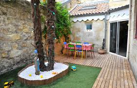 Le rose sied aux arbustes à fleurs, de kolkwitzia amabilis aux divers cerisiers à fleurs, en annuelle volumineuse (jusqu'à 1,20 m de haut), l'amarante queue de renard permet de combler au printemps un vide laissé par l'hiver dans son petit massif. 15 Idees Pour Amenager Une Petite Cour Urbaine