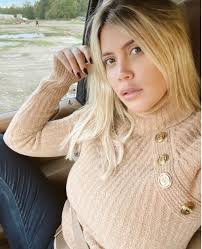 Wanda nara è volata in argentina per trascorrere del tempo con sua madre e sua sorella ma sui social non si è risparmiata uno shooting bollente in sella a un cavallo. Wanda Nara Instagram Passeggiata A Cavallo Elettrizzante