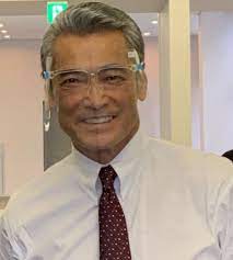 役員一覧company officer 渡辺 裕之 渡辺 征志 æ¸¡è¾ºè£•ä¹‹ã®å®Ÿå®¶ã¯å†™çœŸåº— å®¶æ— å¦»ã‚„å­ä¾› ã¯èŠ¸èƒ½äºº ç—…æ°—ã®å™‚ã§ç¾åœ¨ã¯ æœ‰å‰åçœä¼š