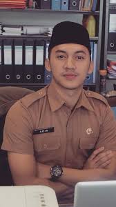Nantinya, status pegawai yang bekerja di instansi pemerintah hanya ada pegawai negeri sipil dan pegawai pemerintah dengan perjanjian kerja . Detikcom On Twitter Potret Pns Ganteng Di Bandung Ketampanannya Bikin Wanita Meleleh Https T Co Iounho3rv0 Via Wolipop
