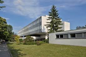 În decursul timpului, facultatea a beneficiat de prezența unor profesori iluștri, personalități marcante în domeniul biologiei, că: Institut Fur Biologie Einrichtungen Freie Universitat Berlin