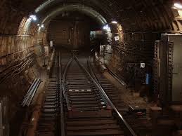 Чтоб попасть в метро люди должны пройти через подземный переход, а не вестибюль, как у большинства станций. Samaya Glubokaya Stanciya Metro V Mire Foto I Istoriya