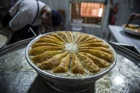 baklavacilar ramazan mesaisinde gaziantepli baklava ustalari ramazan boyunca yogun ilgi goren avrupa birligi nin ab ilk tescilli turk urunu tereyag ramazan