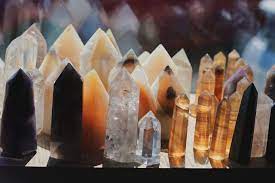 Theophrastus noemde het krystallos, κρύσταλλος, onder andere vertaald als kristal, van κρύος, kruos, vorst, ijskoud. Crystal Guide Die 7 Wichtigsten Edelsteine Und Ihre Magischen Heilenden Wirkungen Auf Korper Seele The Good Good
