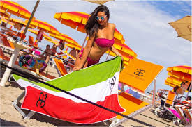 Raggiungete la spiaggia più in voga di milano marittima per una piacevole giornata in un lussuoso beach club che offre un\'ampia varietà di servizi. Papeete Beach Milano Marittima Prezzi Spiaggia Lettino Prive Tavoli Happy Hour