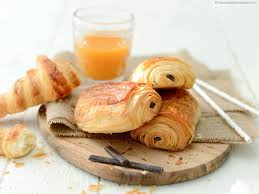 Epingle Sur Pins Eu Chocolate And Croissant
