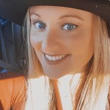 Ashley Miracle's Instagram, Twitter & Facebook