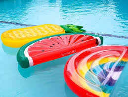 Bouees Neons Pique Nique Sunnylife Envahit La France Accessoires De Piscine Jouets De Piscine Ile Gonflable