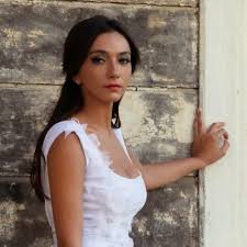 Oyku Gurman Dan En Guzel Sarkisina Klip Her Yerde Muzik V2 0 Kadin Unluler Guclu Kadin