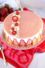 Chloe Delice Fraisier Recipe Is In French But I Didn T See Any Red Flags Going Through The Google Translated Recipe Maybe K Can Confir Gateaux Alimentaires Gateau A La Fraise