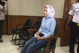 Di tengah perjuangannya melawan gagal ginjal, beredar kabar bahwa dia telah menggugat cerai istrinya, anita dewi farida. Abdee Slank Ceraikan Anita Karena Tidak Patuh Pada Suami