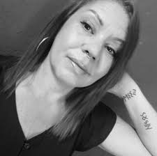 Una imitadora de #Selena visitando su tumba. Pareciera que es Selena quien  va a dejar flores a tu propia tumba.