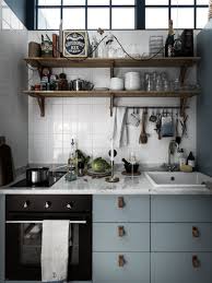 Et comme dans les grandes, on s'amuse, on joue avec les couleurs, les matières et la lumière. En Gris Bleu Planete Deco A Homes World Designs De Petite Cuisine Interieur De Cuisine Amenagement Petite Cuisine