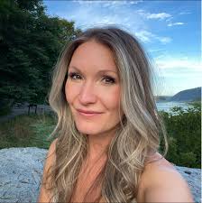 Everyone is always mentioning the dating scene for men. What's the dating  scene for women? ￼ I'm from Miami and I'm very well aware of Colombian men  (and that accent 🥰) But