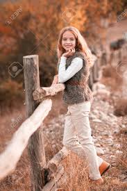 Des milliers de nouvelles images de grande qualité ajoutées chaque jour. Belle Teen Blonde Jeune Fille De 13 14 Ans De Porter Des Vetements Elegants Posant Dans Le Parc De L Automne En Regardant La Camera Banque D Images Et Photos Libres De Droits Image 66414809