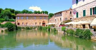 A conduzione familiare, l'hotel garantisce un ambiente caldo ed accogliente. Un Week End A Bagno Vignoni Tra Terme E Storia