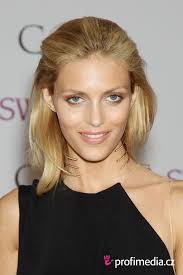 Latest short hairstyle trends and ideas to inspire your next hair salon visit in 2021. Anja Rubik Hairstyle Easyhairstyler