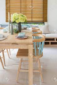598 x 595 · jpeg. Mesa De Comedor De Madera En El Comedor Moderno Con Juego De Mesa Y Jarron De Plantas Concepto De Diseno De Interiores Fotos Retratos Imagenes Y Fotografia De Archivo Libres De Derecho