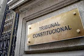 Un tribunal constitucional o corte constitucional es un órgano jurisdiccional que es responsable, principalmente, de hacer efectiva la primacía de la constitución, de interpretarla y de ejercer el control de constitucionalidad de las leyes y otras normas de rango infralegal, esto es. Homofobia Tc Rechaza Recurso A Favor Del Matrimonio Igualitario Porque Daria Lugar A Uniones Poligamas O Con Ninos Movilh Chile