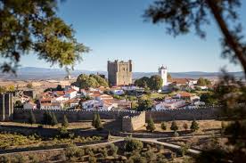 Postal address, phone, #de_edifice# fax number, website, email address, mayor, geographical coordinates, number of inhabitants, altitude, area, weather and hotel. Braganca Portugal E Braganca Paulista Brasil Jornal Mundo Lusiada