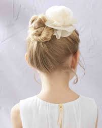 De jolies ondulations à faire au fer petite boucler ou au fer à lisser, cette coiffure élégante permettre chignon laisser les. Coiffure Petite Fille Mariage 30 Superbes Idees Pour Les Fillettes D Honneur