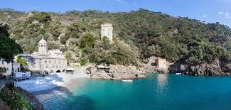 Il comune si estende su 9,9 km2 e conta 5 241 abitanti dall'ultimo. Camogli Italy Magazine