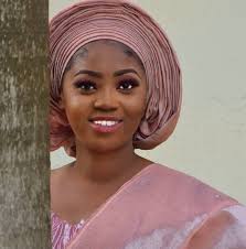 What are the sizes of the cakes in the picture?