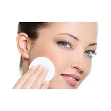 La limpieza facial con almohadillas de algodón de doble cara elimina el  maquillaje