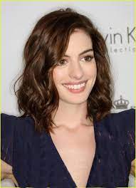 Anne Hathaway Medium Length Brown Hair Hair Styles Medium Length Hair Styles Medium Hair Styles